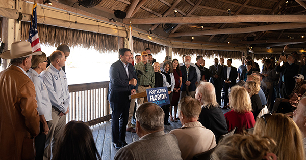 ron desantis speaking to a crowd