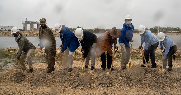 people digging