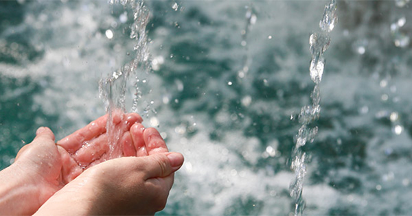 hands under running water